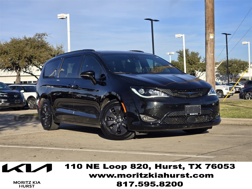 2020 Chrysler Pacifica Hybrid Limited's photo