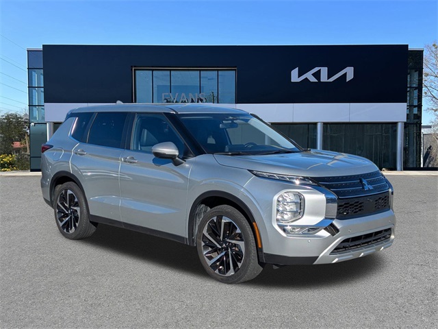 2024 Mitsubishi Outlander SE's photo