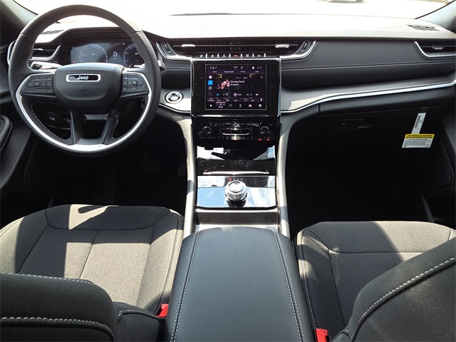 2025 Jeep Grand Cherokee Laredo Altitude photo 9