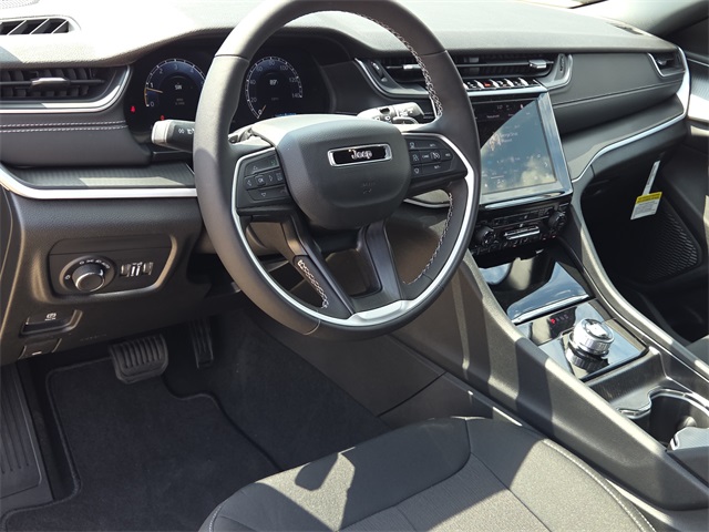 2025 Jeep Grand Cherokee Laredo Altitude photo 14