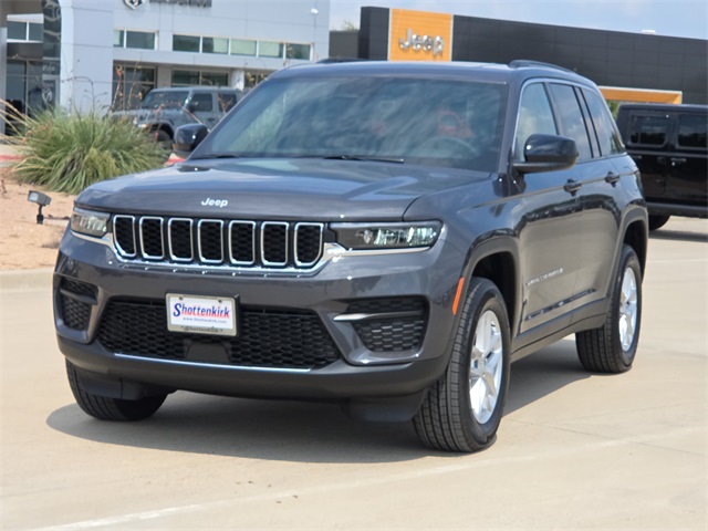 2025 Jeep Grand Cherokee Laredo Altitude photo 2