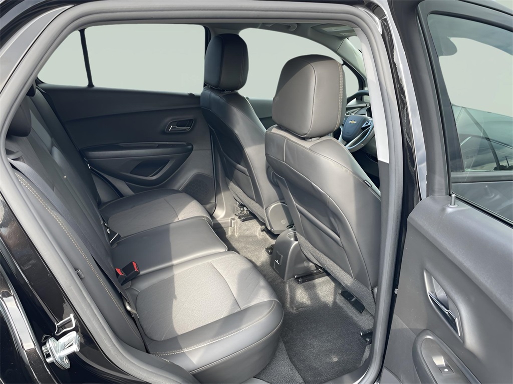 2022 Chevrolet Trax LT photo 2