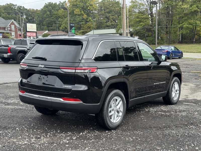 2025 Jeep Grand Cherokee Laredo X photo 2