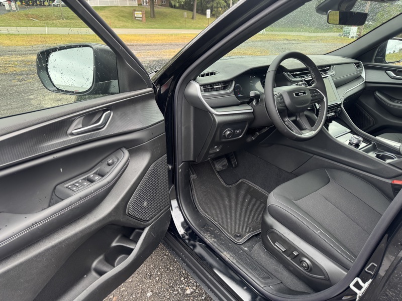 2025 Jeep Grand Cherokee Laredo X photo 8