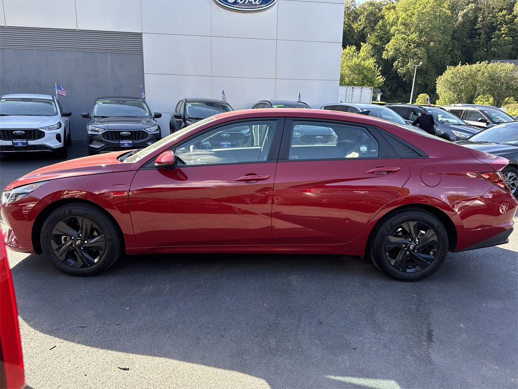 2023 Hyundai Elantra SEL photo 6