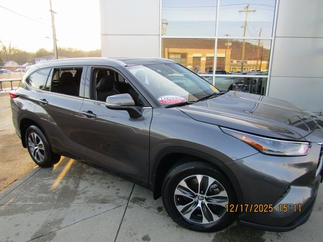 used 2022 Toyota Highlander car, priced at $34,999
