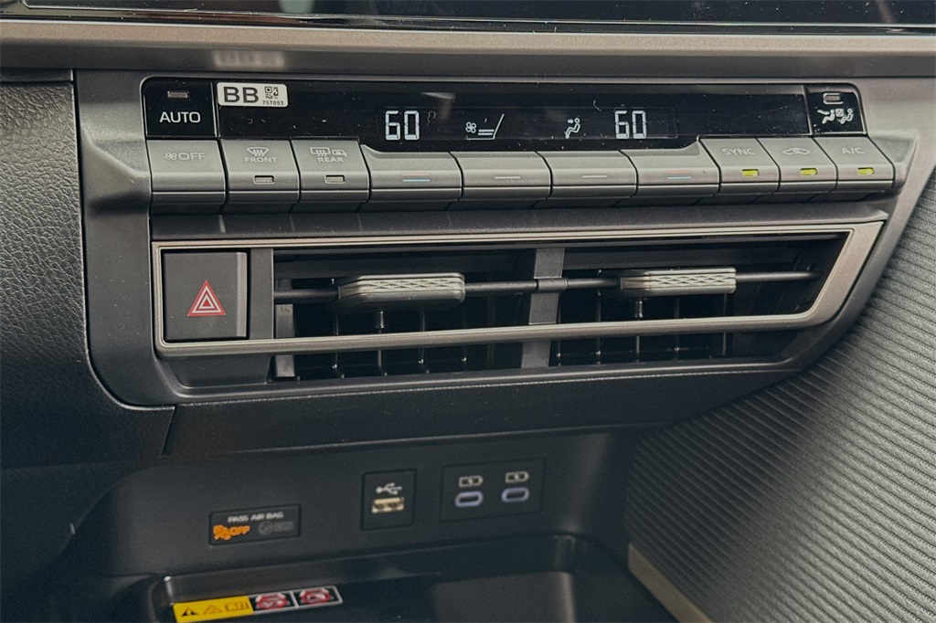 2025 Toyota Camry SE photo 14