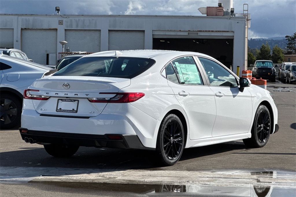 2025 Toyota Camry SE photo 5