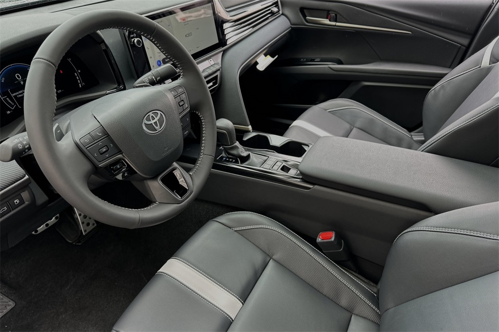 2025 Toyota Camry SE photo 7