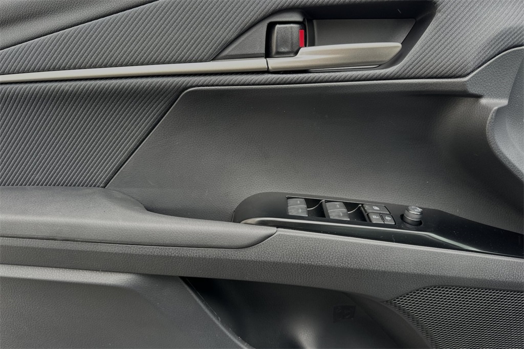 2025 Toyota Camry SE photo 8