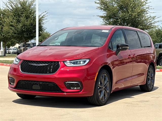 2026 Chrysler Pacifica photo 3