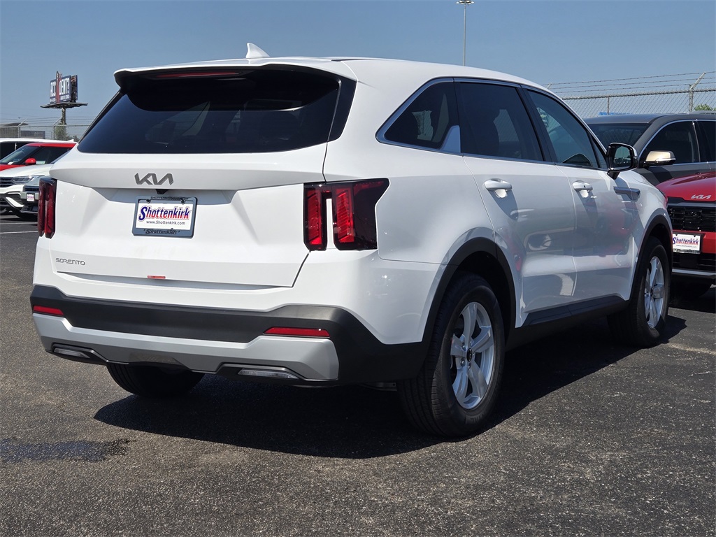2026 Kia Sorento LX photo 3