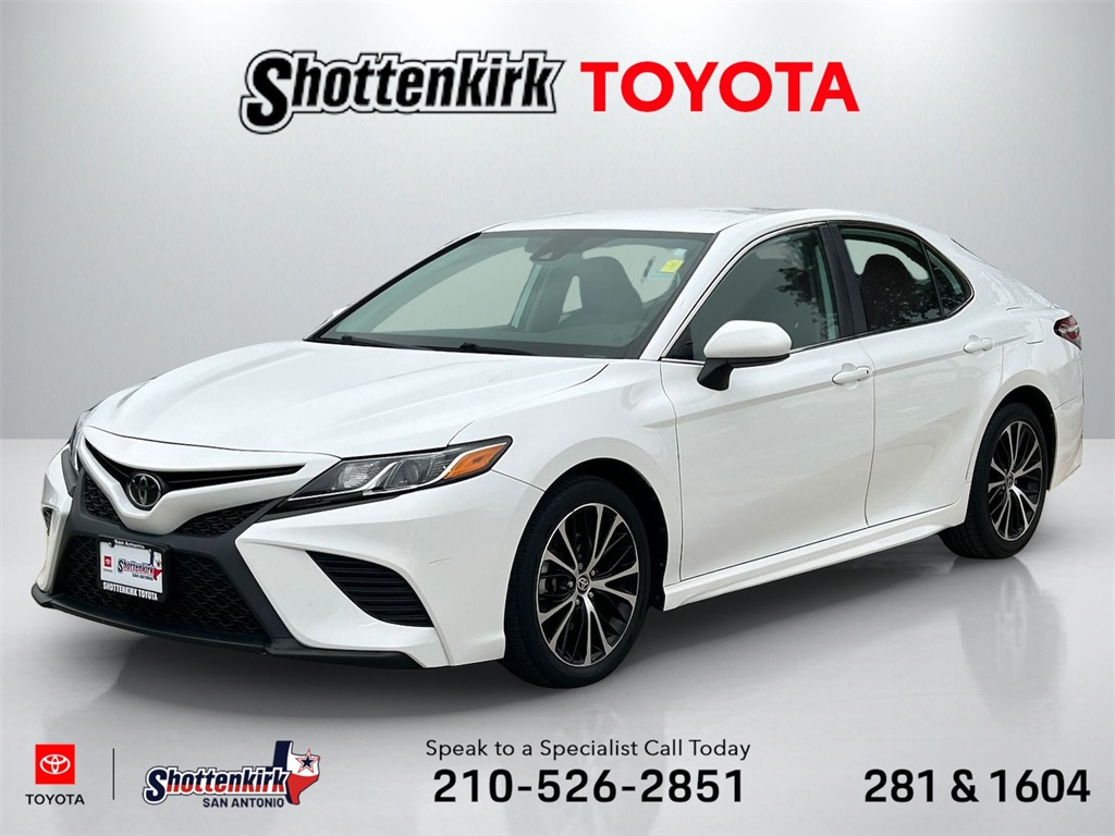 2020 Toyota Camry SE's photo