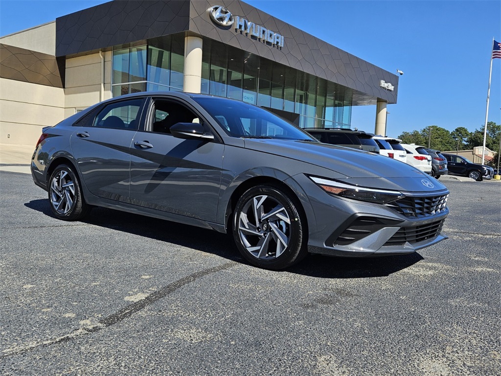 2025 Hyundai Elantra SEL's photo