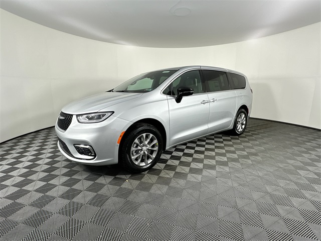 2026 Chrysler Pacifica Select's photo