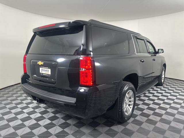2018 Chevrolet Suburban LT photo 2