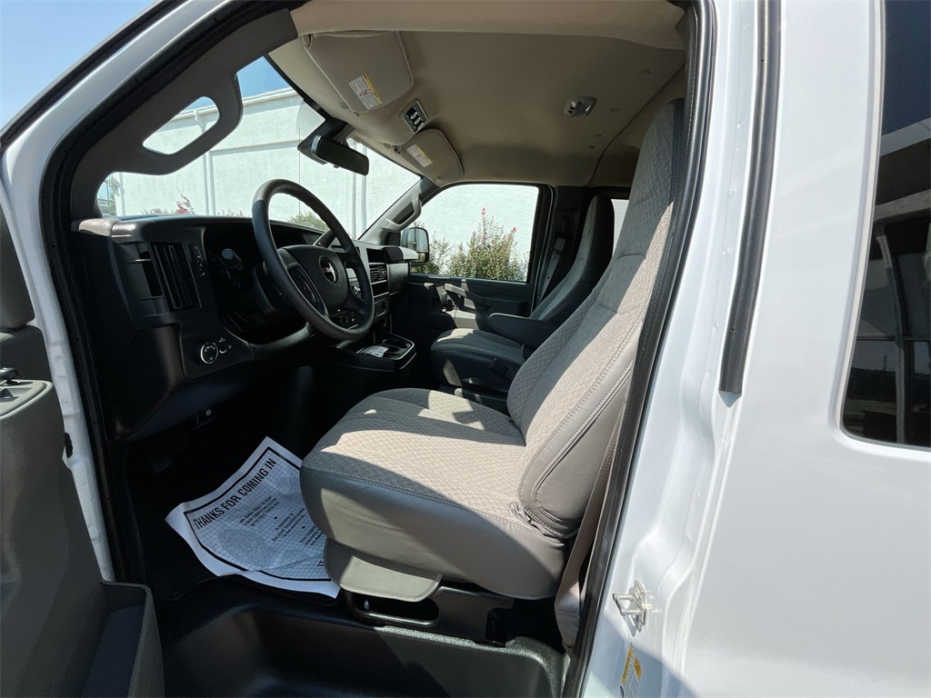 2025 Gmc Savana Passenger LT photo 5