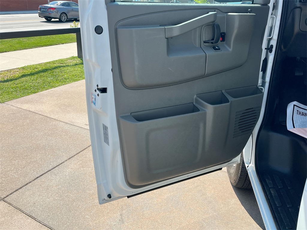 2025 Gmc Savana Passenger LT photo 6