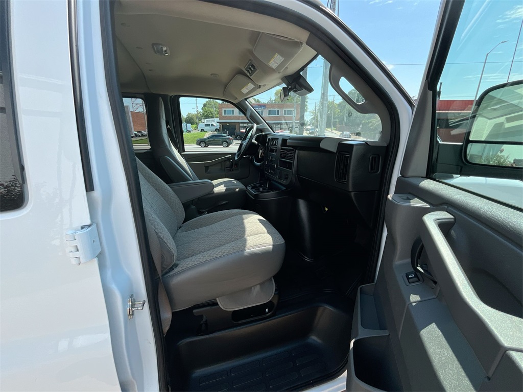 2025 Gmc Savana Passenger LT photo 19