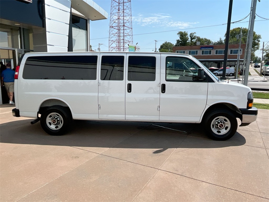 2025 Gmc Savana Passenger LT photo 2