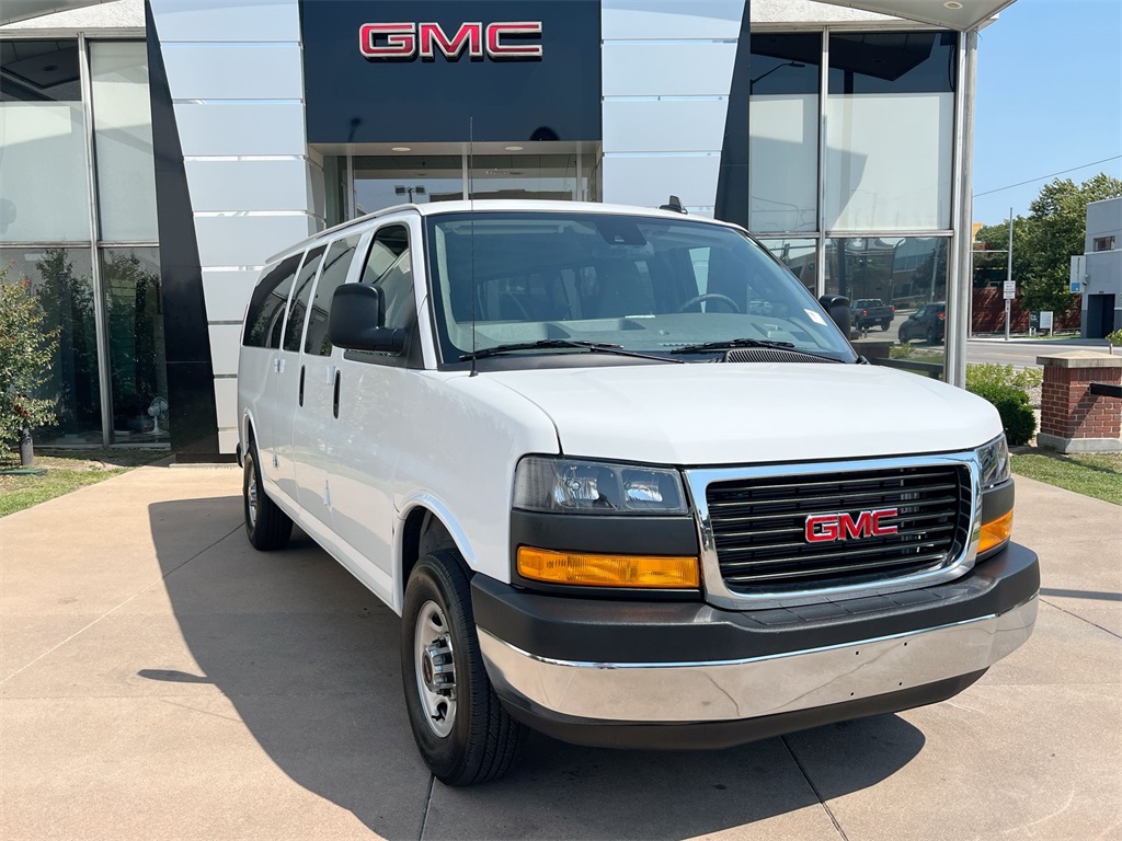 2025 Gmc Savana Passenger LT photo 3