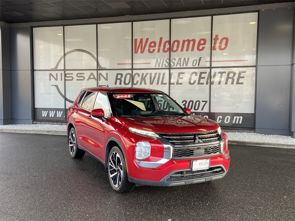 2022 Mitsubishi Outlander ES's photo