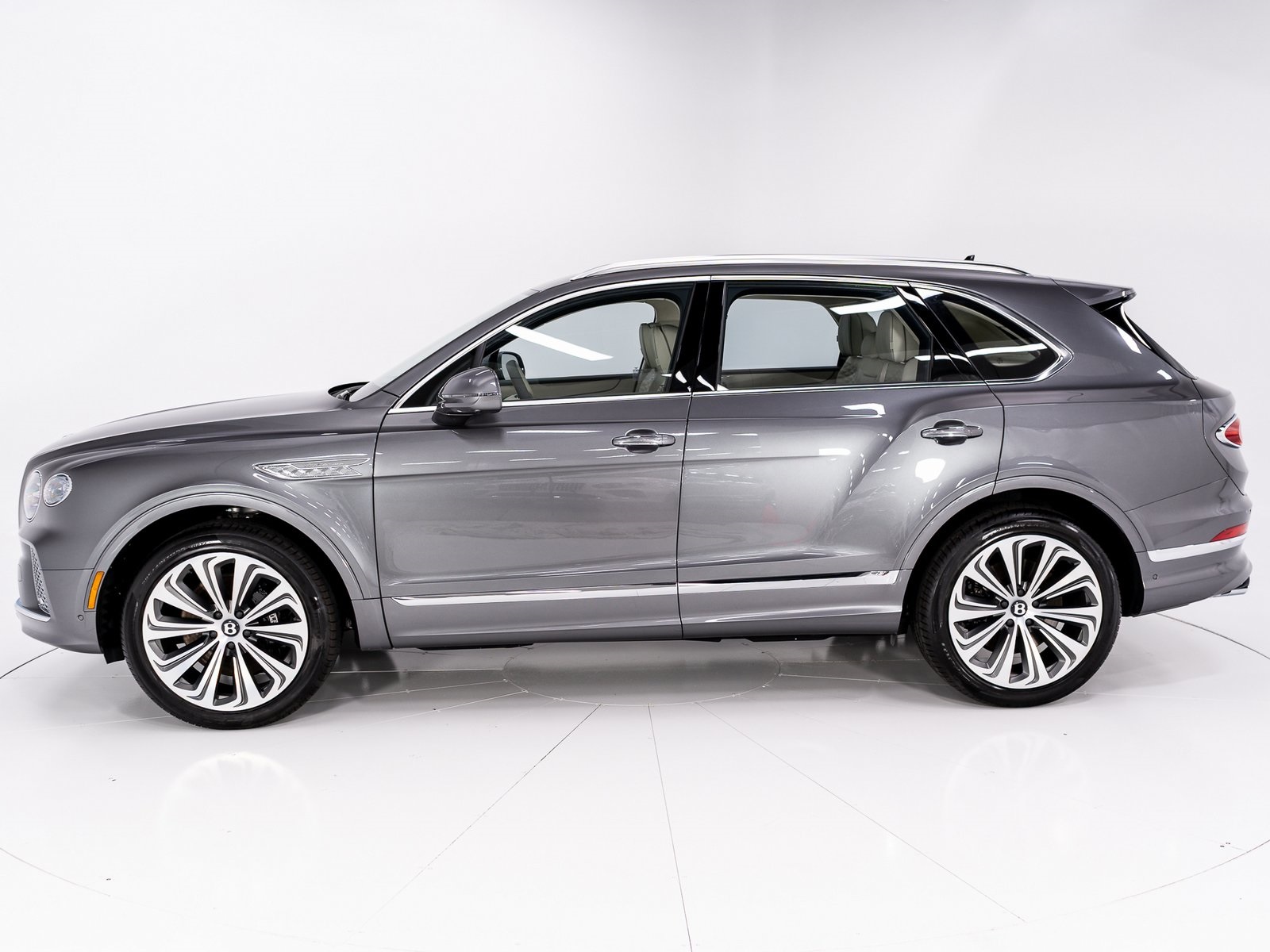 2025 Bentley Bentayga V8 photo 2