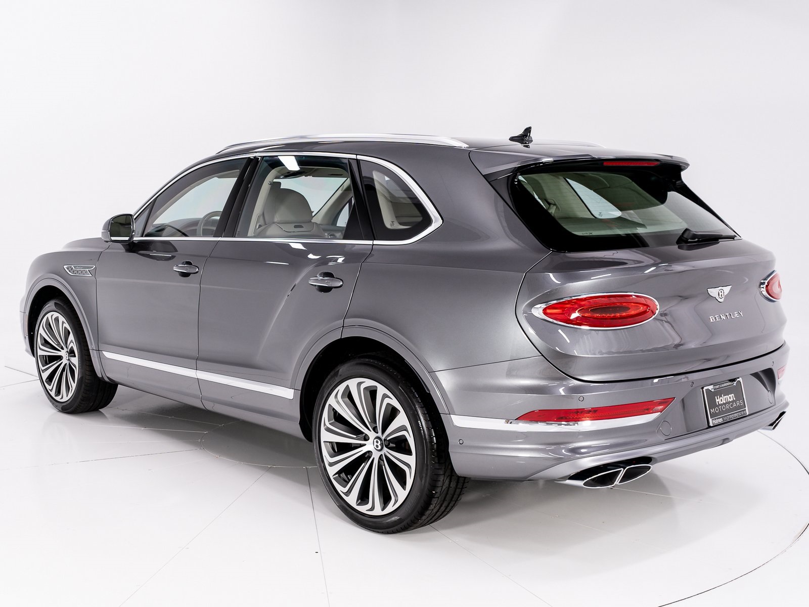 2025 Bentley Bentayga V8 photo 3