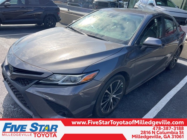 2020 Toyota Camry SE's photo