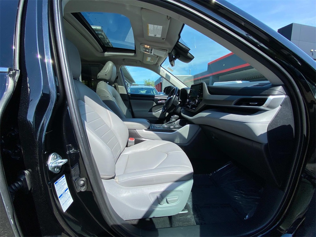 2020 Midnight Black Metallic Toyota Highlander XLE AWD SUV