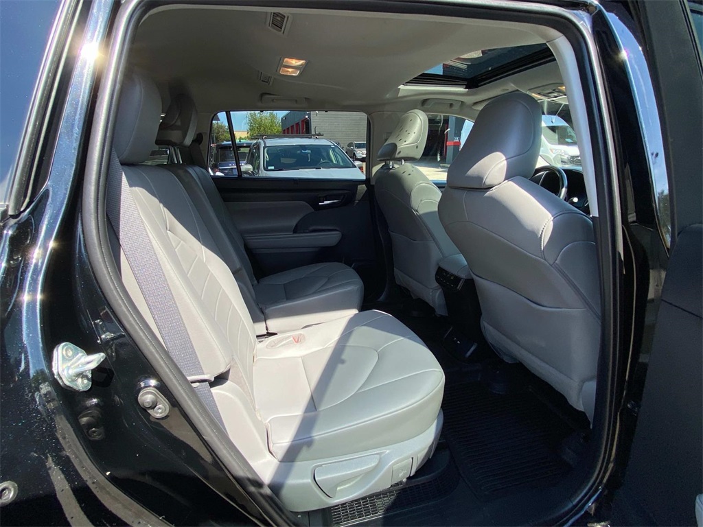 2020 Midnight Black Metallic Toyota Highlander XLE AWD SUV