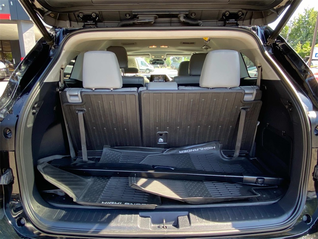 2020 Midnight Black Metallic Toyota Highlander XLE AWD SUV