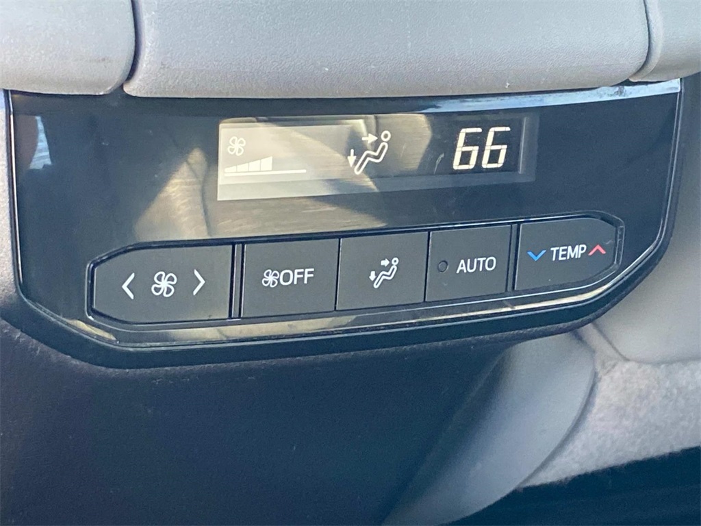 2020 Midnight Black Metallic Toyota Highlander XLE AWD SUV