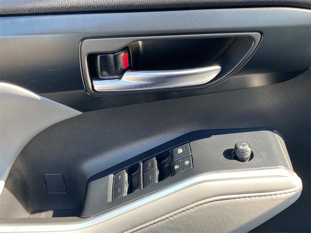 2020 Midnight Black Metallic Toyota Highlander XLE AWD SUV