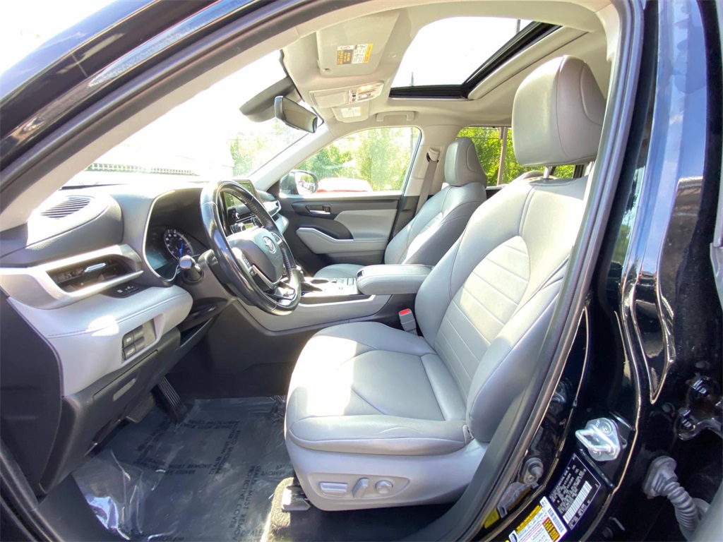 2020 Midnight Black Metallic Toyota Highlander XLE AWD SUV