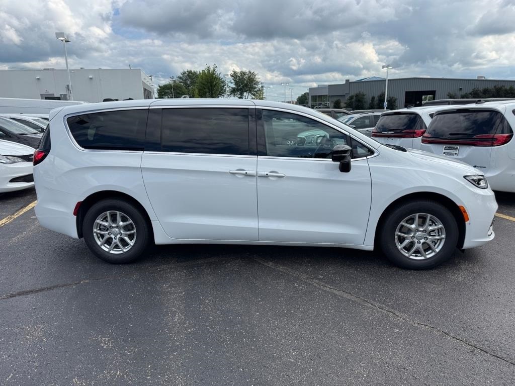 2026 Chrysler Pacifica photo 2