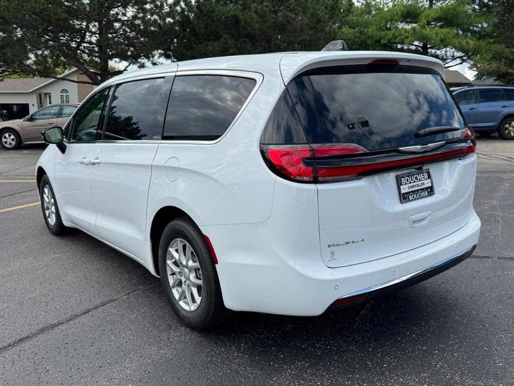 2026 Chrysler Pacifica photo 3