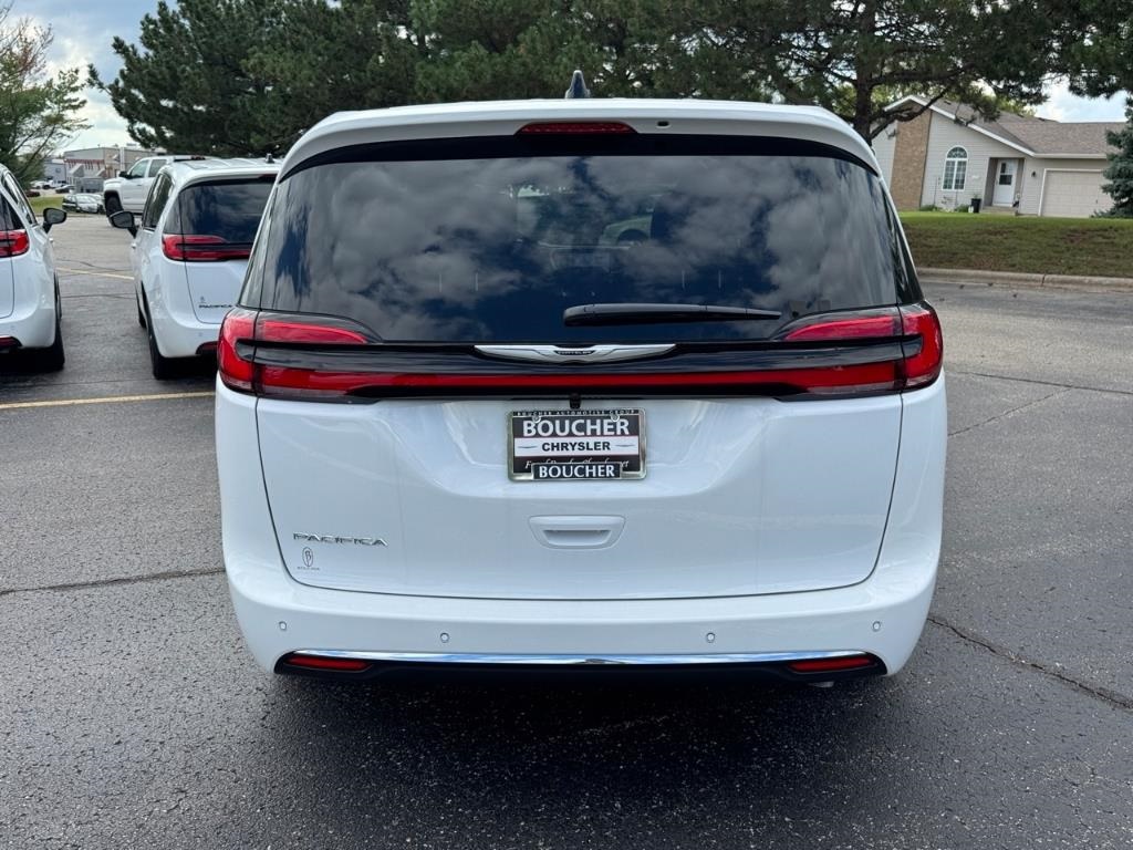 2026 Chrysler Pacifica photo 4