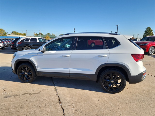 2023 Volkswagen Taos SE photo 2