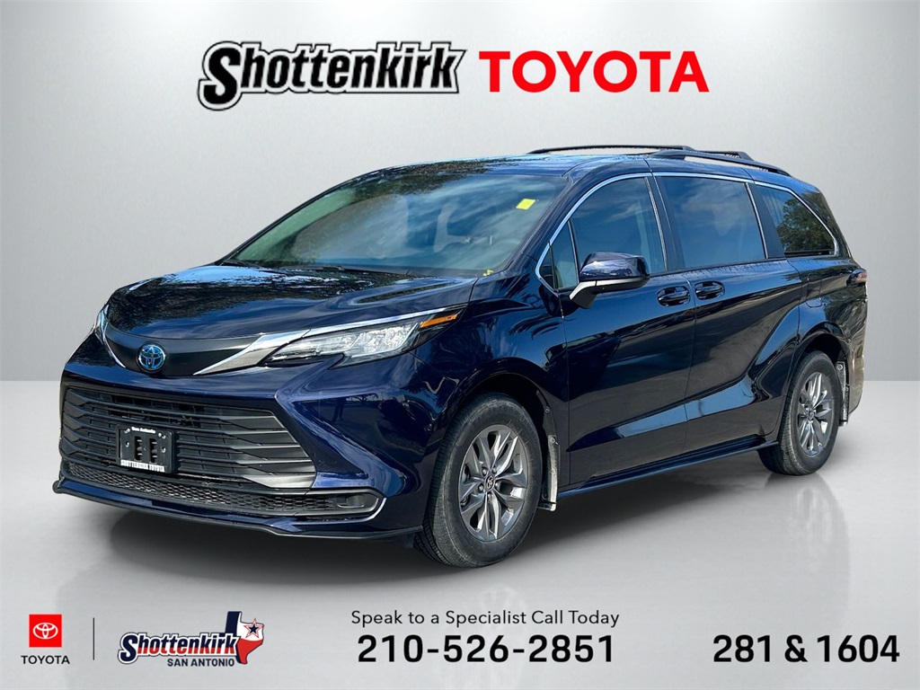 2022 Toyota Sienna LE's photo