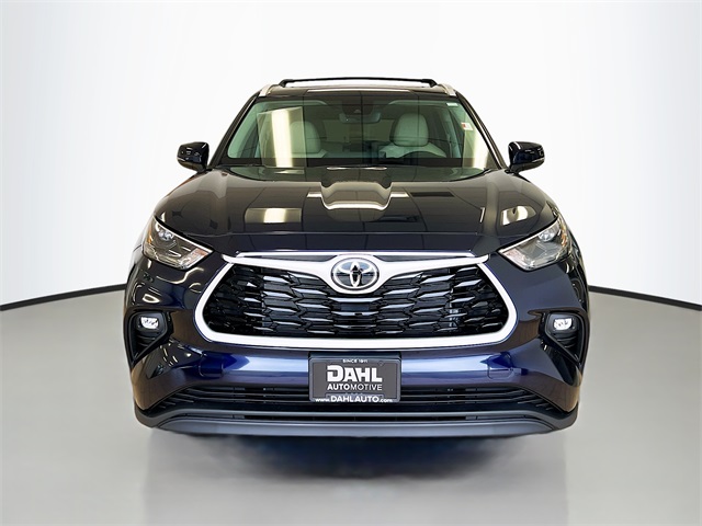 2025 Toyota Highlander XLE photo 2