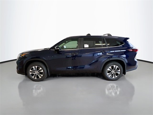 2025 Toyota Highlander XLE photo 3