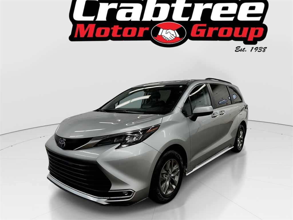 2024 Toyota Sienna XLE's photo