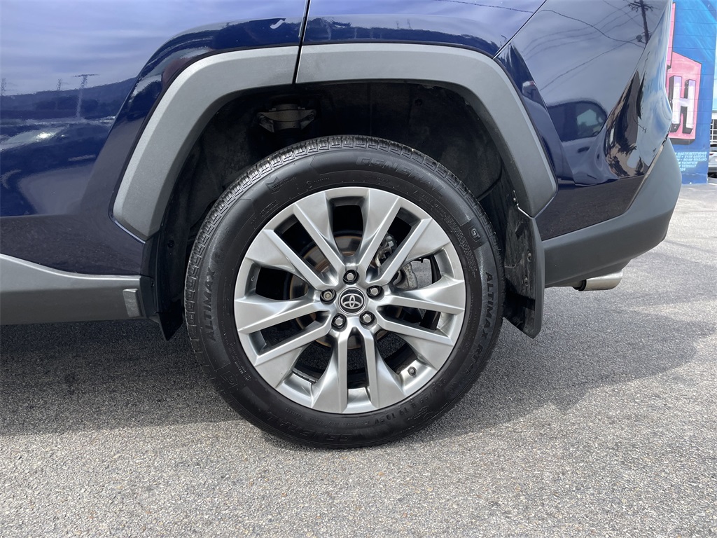 2022 Toyota RAV4 XLE Premium photo 6