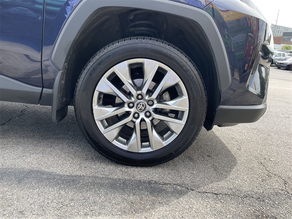 2022 Toyota RAV4 XLE Premium photo 7