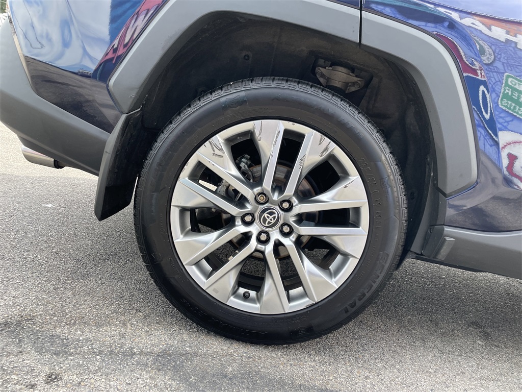 2022 Toyota RAV4 XLE Premium photo 8