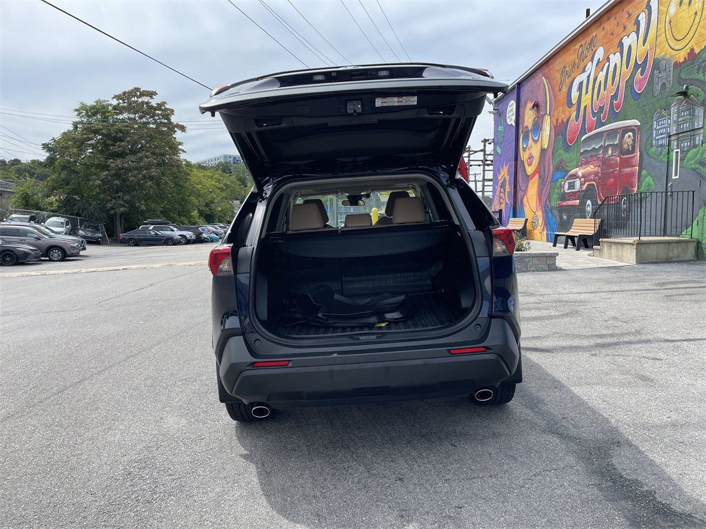 2022 Toyota RAV4 XLE Premium photo 9