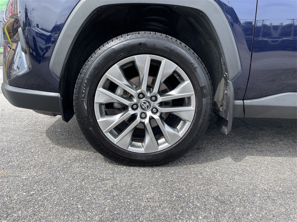 2022 Toyota RAV4 XLE Premium photo 5