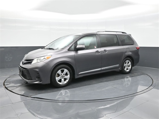 2020 Toyota Sienna LE's photo