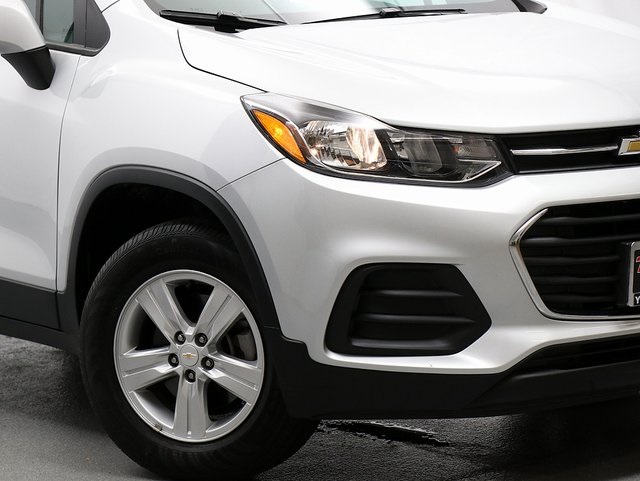 2022 Chevrolet Trax LS photo 3